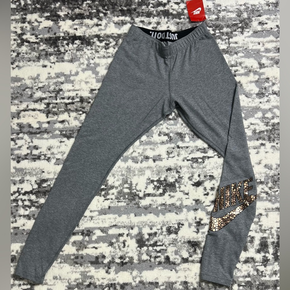 Nike Gray Athletic Leggings with Metallic Logo on leg – NWT
